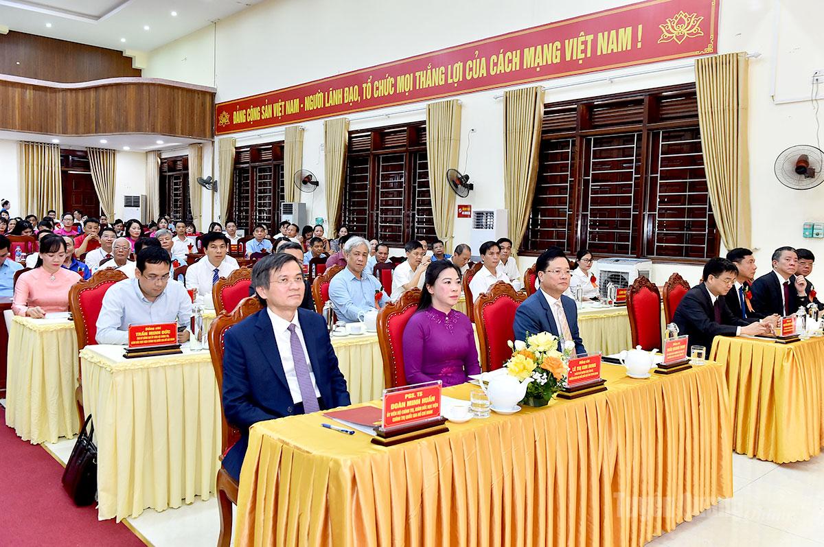 Các đồng chí lãnh đạo Học viện Chính trị quốc gia Hồ Chí Minh và lãnh đạo tỉnh tại buổi lễ.