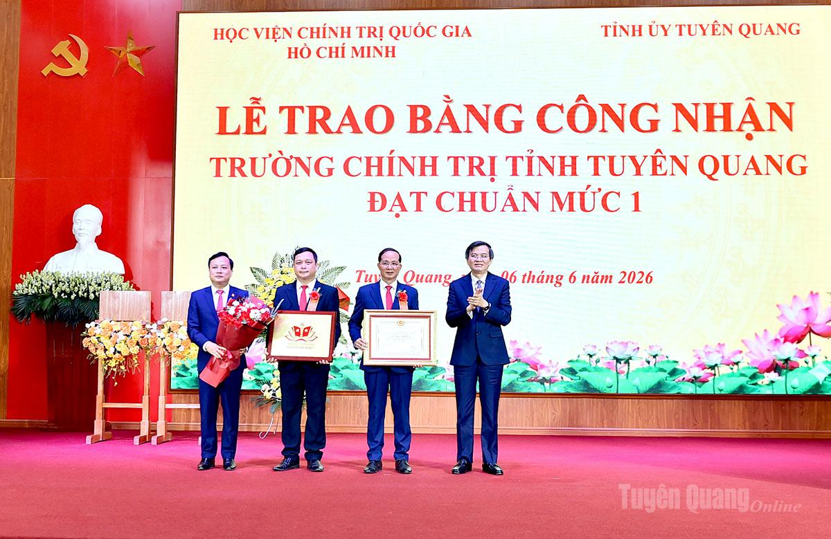 PGS, TS Đoàn Minh Huấn, Giám đốc Học viện Chính trị quốc gia Hồ Chí Minh trao Bằng công nhân đạt chuẩn mức 1 cho Trường Chính trị tỉnh.