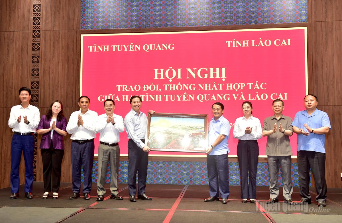Các đồng chí lãnh đạo tỉnh Lào Cai tặng quà lưu niệm cho tỉnh tại buổi làm việc.