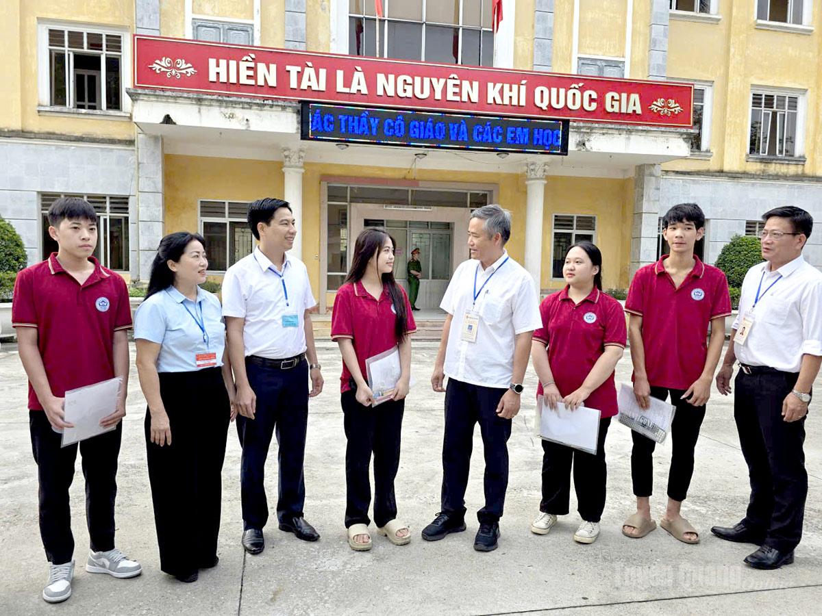 Đoàn kiểm tra của Bộ Giáo dục và Đào tạo kiểm tra công tác tổ chức thi tốt nghiệp THPT tại điểm thi Trường THPT Tân Trào.