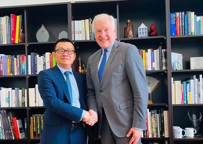 Vietnamese Ambassador to Austria Vu Le Thai Hoang (L) meets with Dr Martin Eichtinger, Director of the Diplomatic Academy of Vienna on June 10 (Photo: NDO)