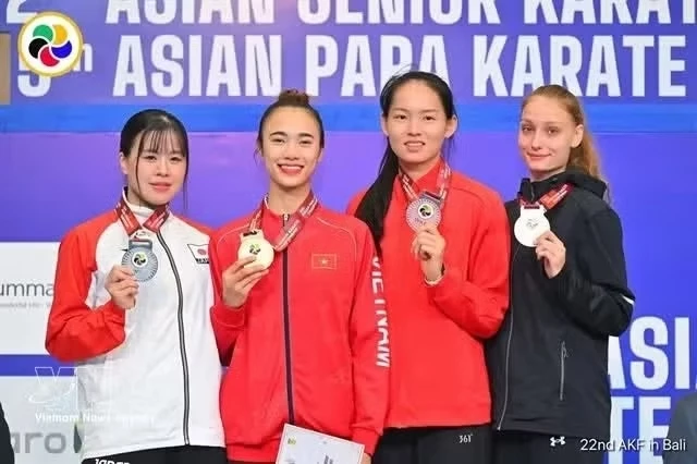 Nguyen Thi Dieu Ly (second, left) wins Viet Nams only gold at the Asian Karate Championships, which wrapped up in Indonesia on June 21. (Photo: VNS/VNA)