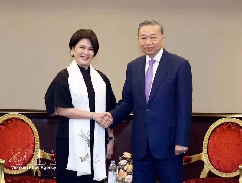 Party General Secretary and State President To Lam receives Chin Yin Ong, Chief Organisation Capability Officer at Grab, in Manila on May 31. (Photo: VNA)