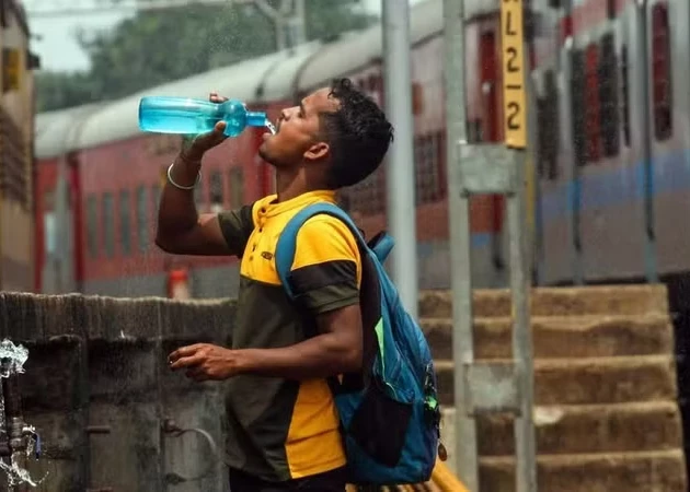 A resident drinks water to stay hydrated during a heatwave in Bhubaneswar, India. (Photo: ANI/VNA)