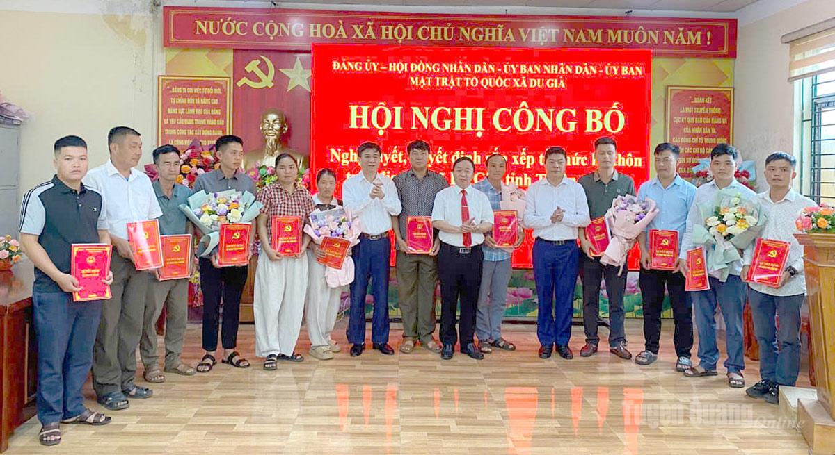 Đồng chí Phạm Thái Sơn và lãnh đạo xã Du Già trao quyết định, chúc mừng 12 Bí thư Chi bộ trên địa bàn.