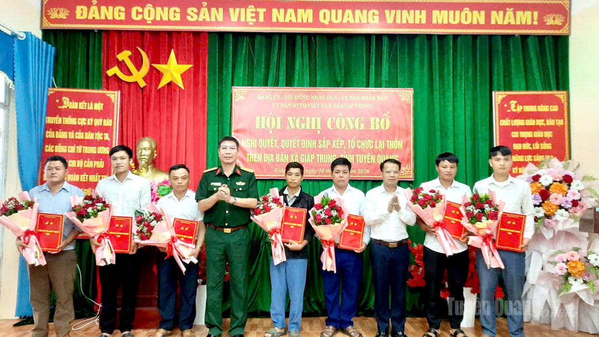 Đại tá Nguyễn Hoài Nam, Ủy viên BCH Đảng bộ tỉnh, Chính ủy Bộ Chỉ huy Quân sự tỉnh và lãnh đạo xã Giáp Trung cùng các đại biểu chúc mừng các đồng chí nhận nhiệm vụ tại hội nghị.