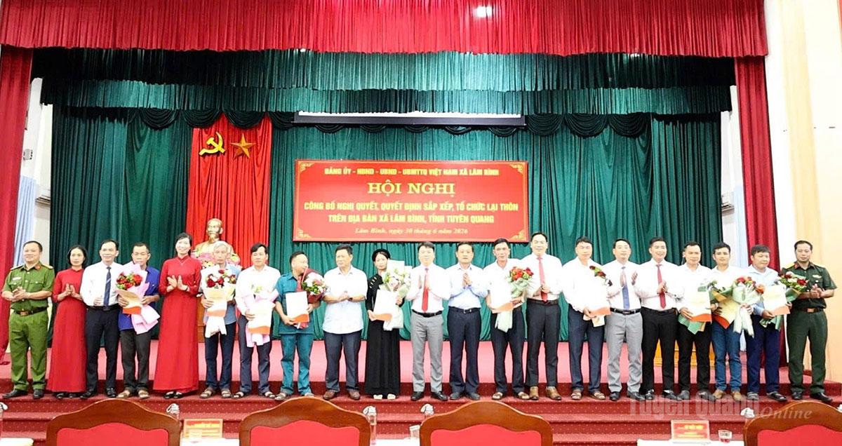 Đội ngũ cán bộ thôn mới ra mắt xã.
