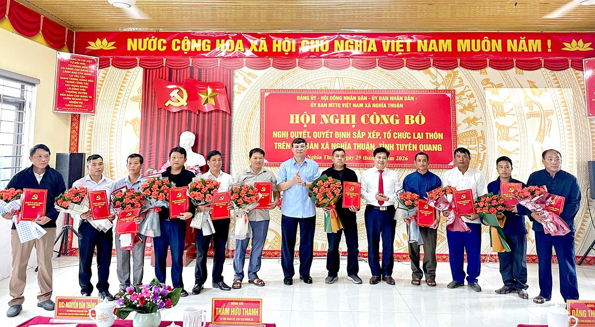 Đồng chí Nguyễn Văn Thắng, Ủy viên Ban Chấp hành Đảng bộ tỉnh, Phó Bí thư chuyên trách Đảng uỷ UBND tỉnh và lãnh đạo xã Nghĩa Thuận chúc mừng các đồng chí nhận nhiệm vụ tại hội nghị.