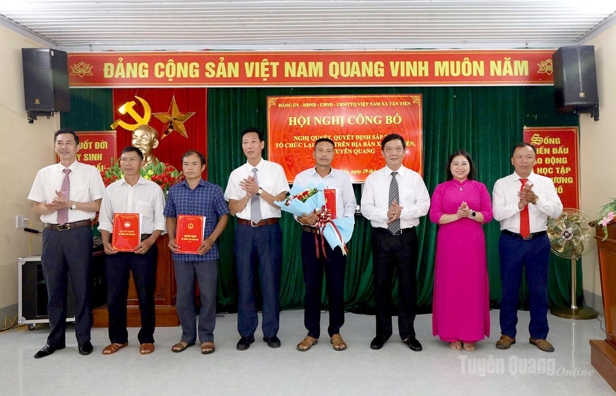 Đồng chí Trần Khánh Lâm, Ủy viên Ban chấp hành Đảng bộ tỉnh, Giám đốc Sở Tư pháp và lãnh đạo xã Tân Tiến chúc mừng các đồng chí nhận nhiệm vụ tại hội nghị.