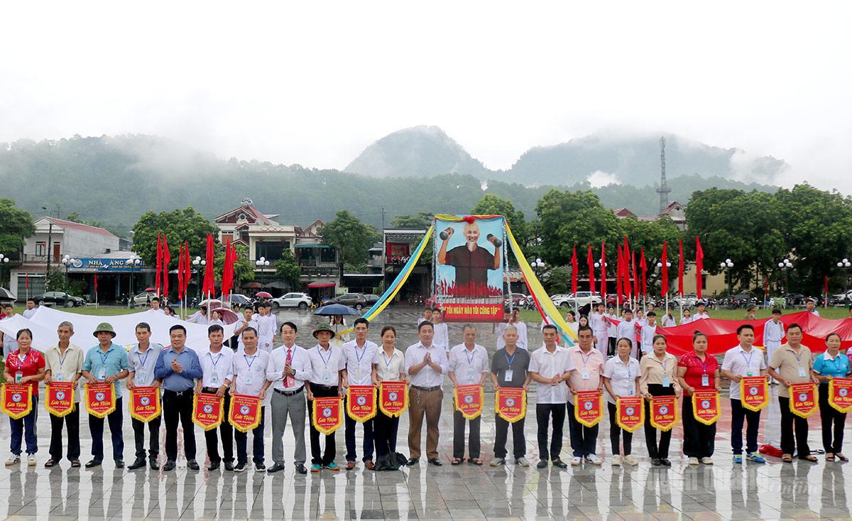 Ban Tổ chức trao cờ lưu niệm cho các đoàn tham gia Đại hội.