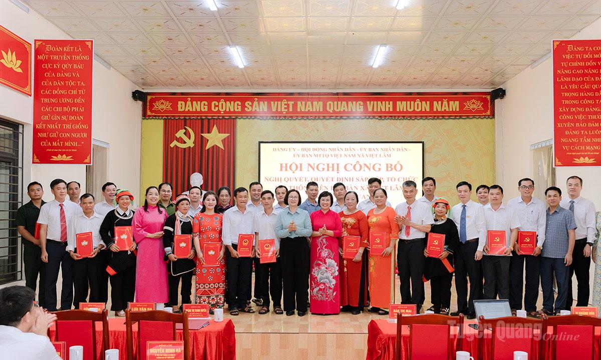 Đồng chí Đào Thị Mai, Ủy viên Ban Chấp hành Đảng bộ tỉnh, Phó Trưởng ban Nội chính Tỉnh uỷ và các đồng chí lãnh đạo xã Việt Lâm chúc mừng các đồng chí nhận nhiệm vụ tại hội nghị.