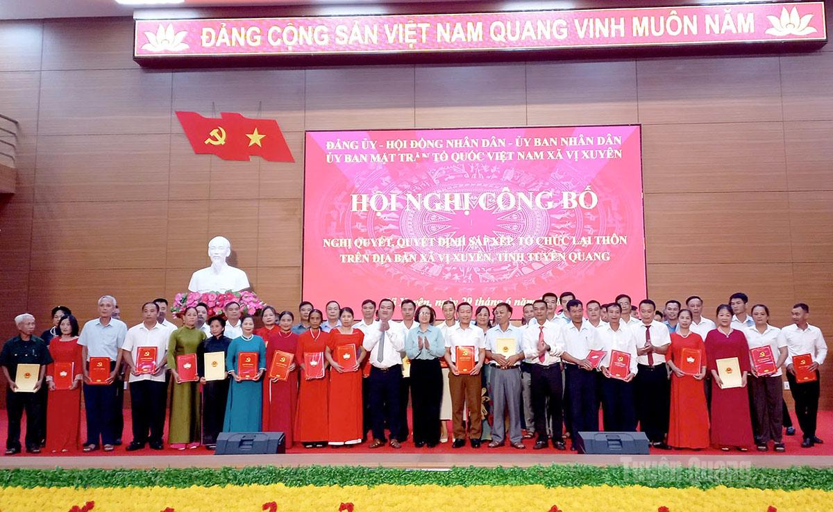 Đồng chí Đào Thị Mai, Ủy viên Ban Chấp hành Đảng bộ tỉnh, Phó Trưởng ban Nội chính Tỉnh uỷ và các đồng chí lãnh đạo xã Vị Xuyên chúc mừng các đồng chí nhận nhiệm vụ tại hội nghị.