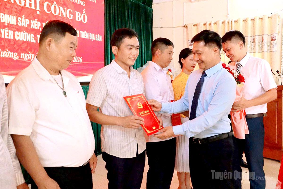 Đồng chí Hoàng Anh Cương, Ủy viên Ban Chấp hành Đảng bộ tỉnh, Giám đốc Sở Công thương trao quyết định cho các đồng chí được phân công đảm nhiệm nhiệm vụ tại các thôn sau sắp xếp.