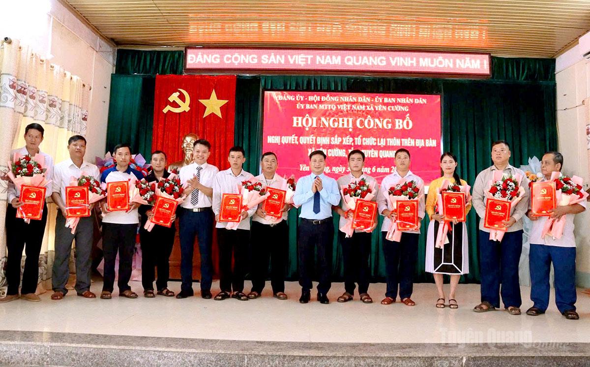 Đồng chí Hoàng Anh Cương, Ủy viên Ban Chấp hành Đảng bộ tỉnh, Giám đốc Sở Công thương và các đồng chí lãnh đạo xã Yên Cường chúc mừng các đồng chí nhận nhiệm vụ tại hội nghị.