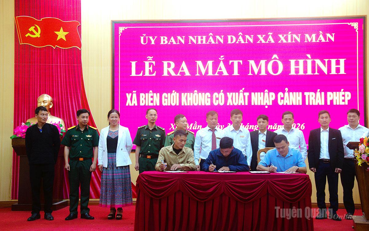 Đại diện các phòng, ban, tổ chức chính trị - xã hội, cơ sở giáo dục và các thôn trên địa bàn xã Xín Mần ký cam kết thực hiện mô hình “Xã biên giới không có xuất nhập cảnh trái phép”.
