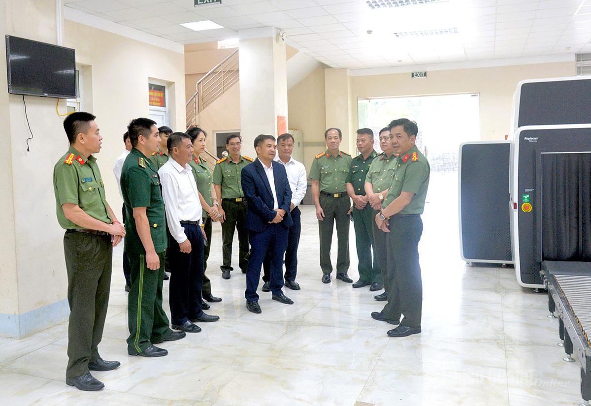 Lãnh đạo Công an tỉnh và các đơn vị trực thuộc nắm bắt tình hình xuất nhập cảnh tại Cửa khẩu song phương Xín Mần.- Đô Long.