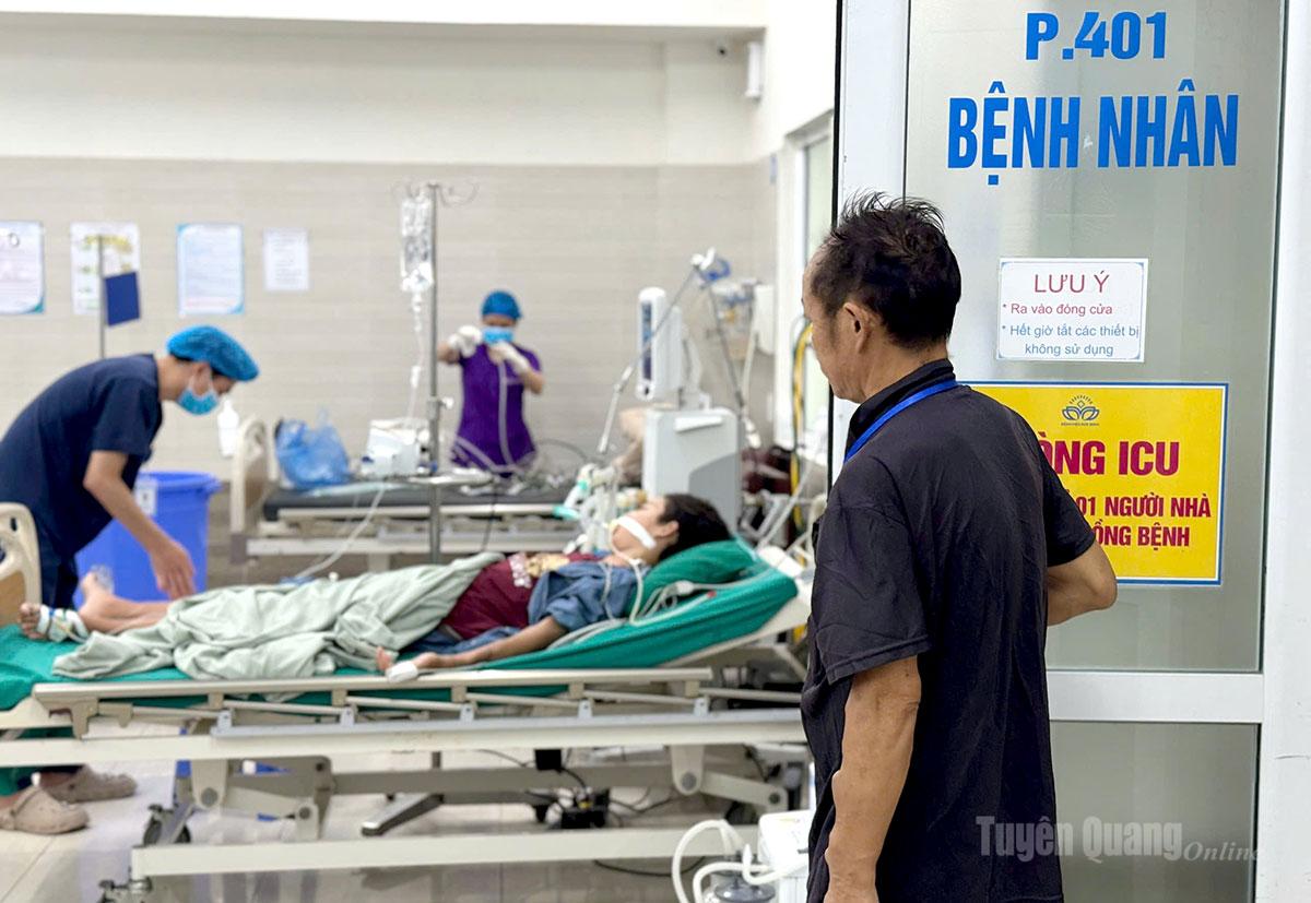 Bố em Say - anh Vàng Mí Lử - với cánh tay còn chi chít vết tích của những lần lọc máu, vẫn ngày ngày vừa chống chọi bệnh tật, vừa túc trực chăm sóc con trai.