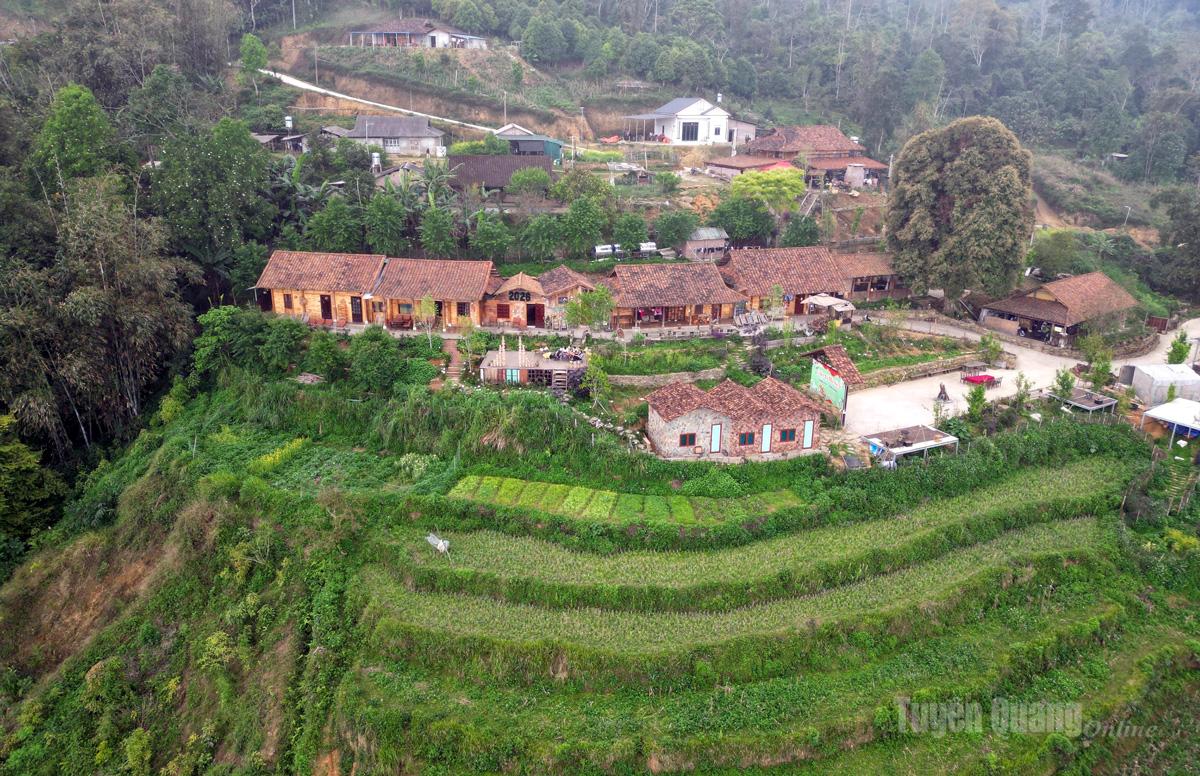 Homestay Lê và Farm Lê 
có kiến trúc cổ kính và mộc mạc, nổi bật giữa núi rừng Hồng Thái.