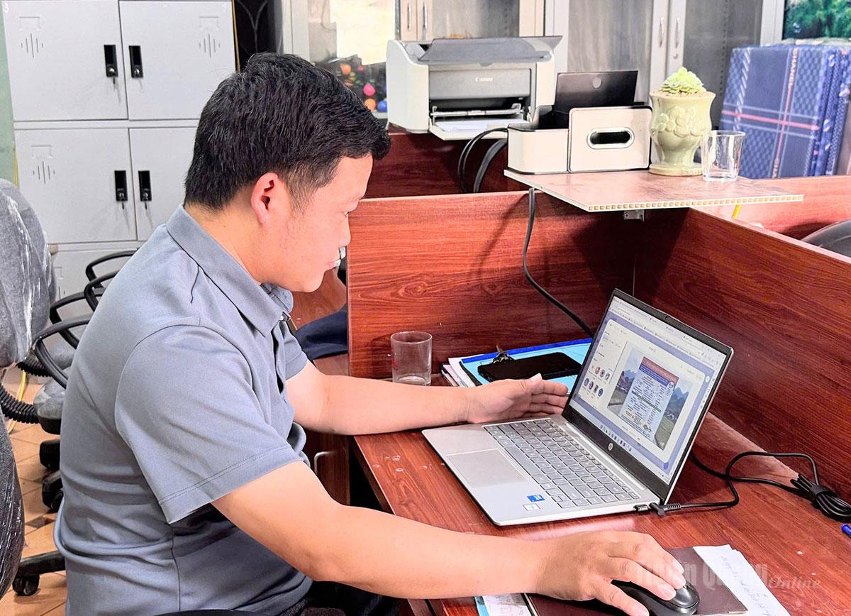 Cán bộ quản trị Fanpage Thông tin xã Khâu Vai sản xuất nội dung 
chương trình đăng Fanpage.