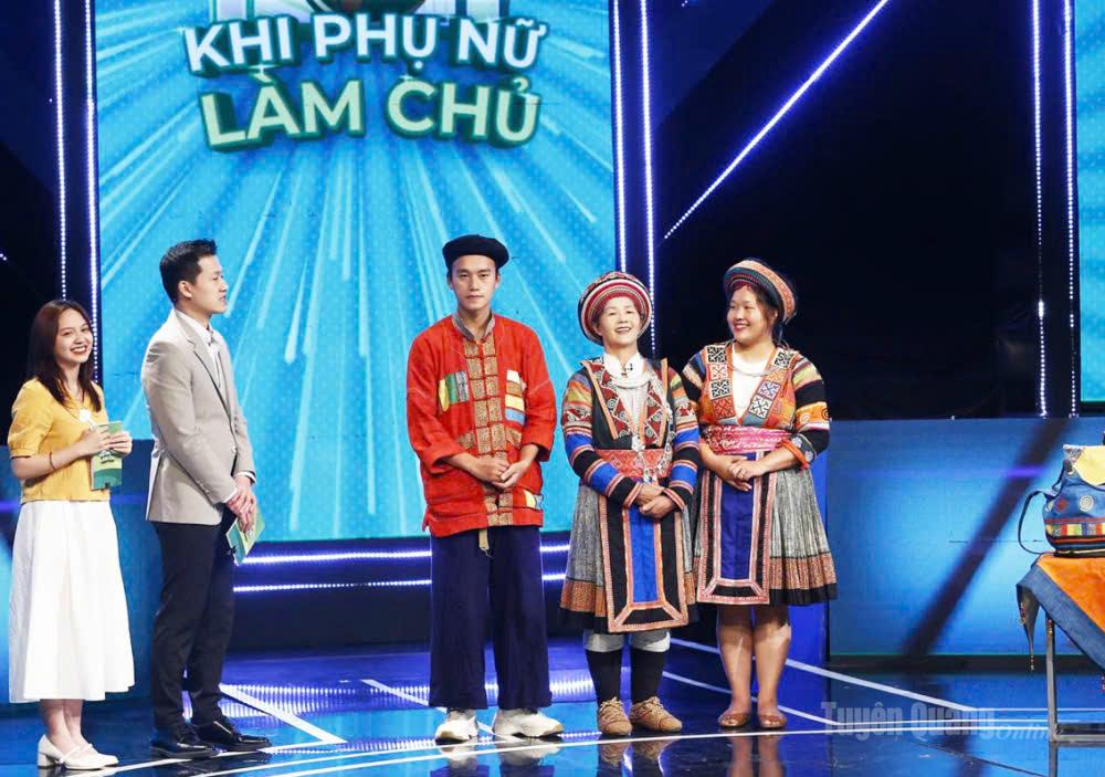 Nghệ nhân Vàng Thị Mai (thứ 2 bên phải) tham dự Cuộc thi “Khi phụ nữ làm chủ” do Đài Truyền hình Việt Nam tổ chức năm 2023.