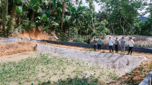 Leaders of Xuan Giang Commune visit a crab farming model operated by Hoang Van Tren in Chang Village.