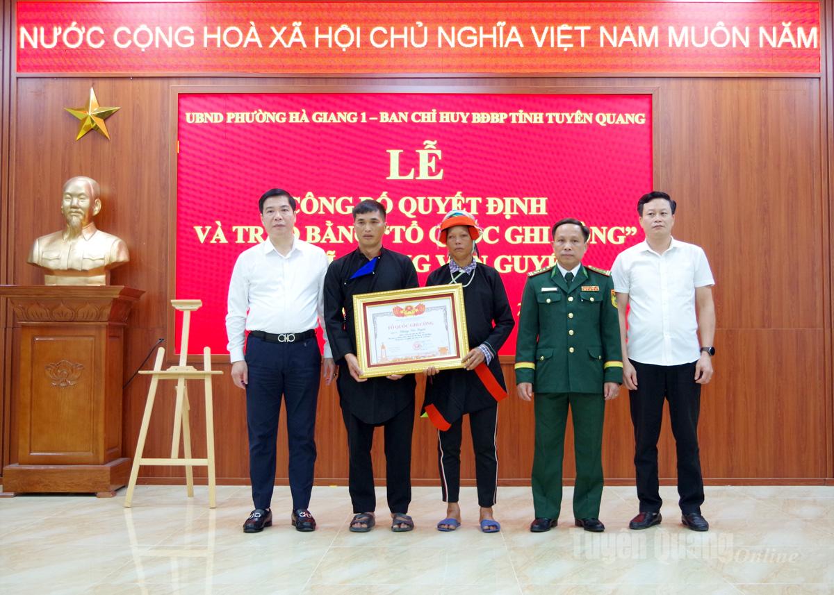 Lãnh đạo Ban Chỉ huy Bộ đội Biên phòng tỉnh và phường Hà Giang 1 trao Bằng Tổ quốc ghi công cho thân nhân liệt sĩ Cháng Văn Guyện.
