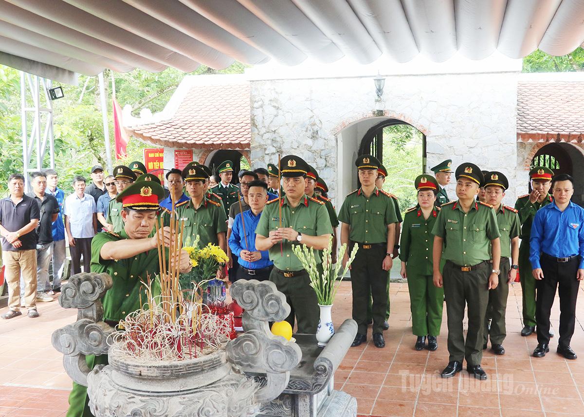 Đoàn dâng hương ở Đài hương 468, thôn Nặm Ngặt, xã Thanh Thủy. Ảnh: Hoàng Tuyến