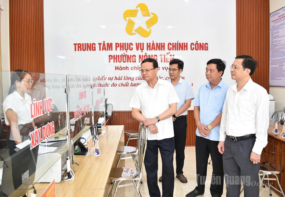 Đồng chí Phó Chủ tịch UBND tỉnh Nguyễn Mạnh Tuấn kiểm tra tại Trung tâm phục vụ hành chính công phường Nông Tiến.
