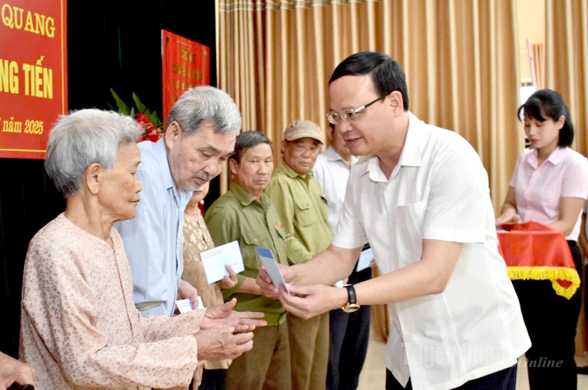 Phó Chủ tịch UBND tỉnh Nguyễn Mạnh Tuấn trao quà cho người có công trên địa bàn phường.