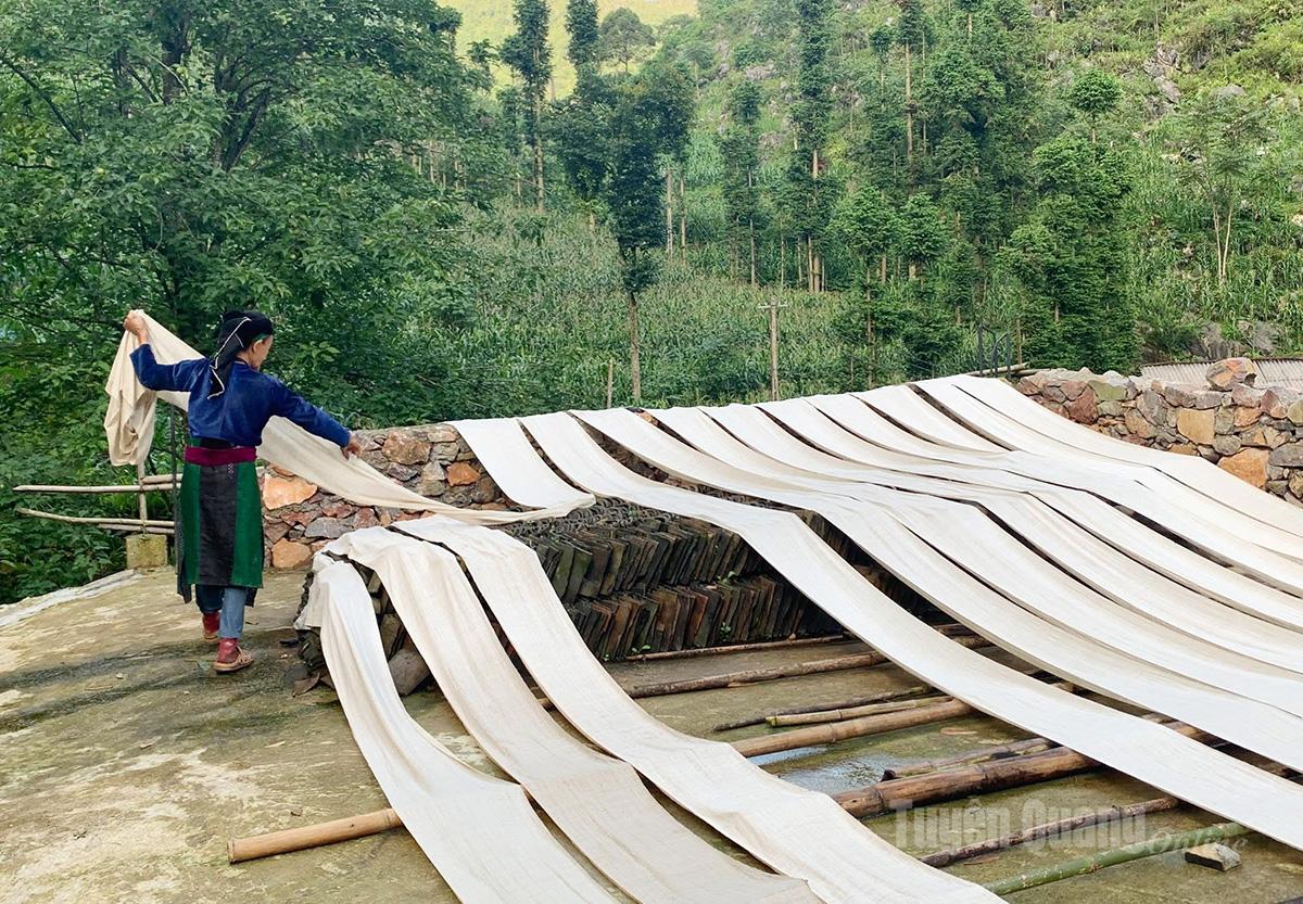 Once woven, the linen fabric is rolled to make it smoother and boiled again with ash to reach a certain level of whiteness. When the weather is favorable, the fabric is dried in the sun.