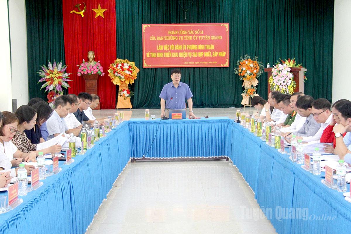 Đồng chí Hoàng Gia Long, Uỷ viên Ban Thường vụ Tỉnh uỷ, Phó Chủ tịch UBND tỉnh, trưởng đoàn công tác số 14 chủ trì buổi làm việc tại phường Bình Thuận.