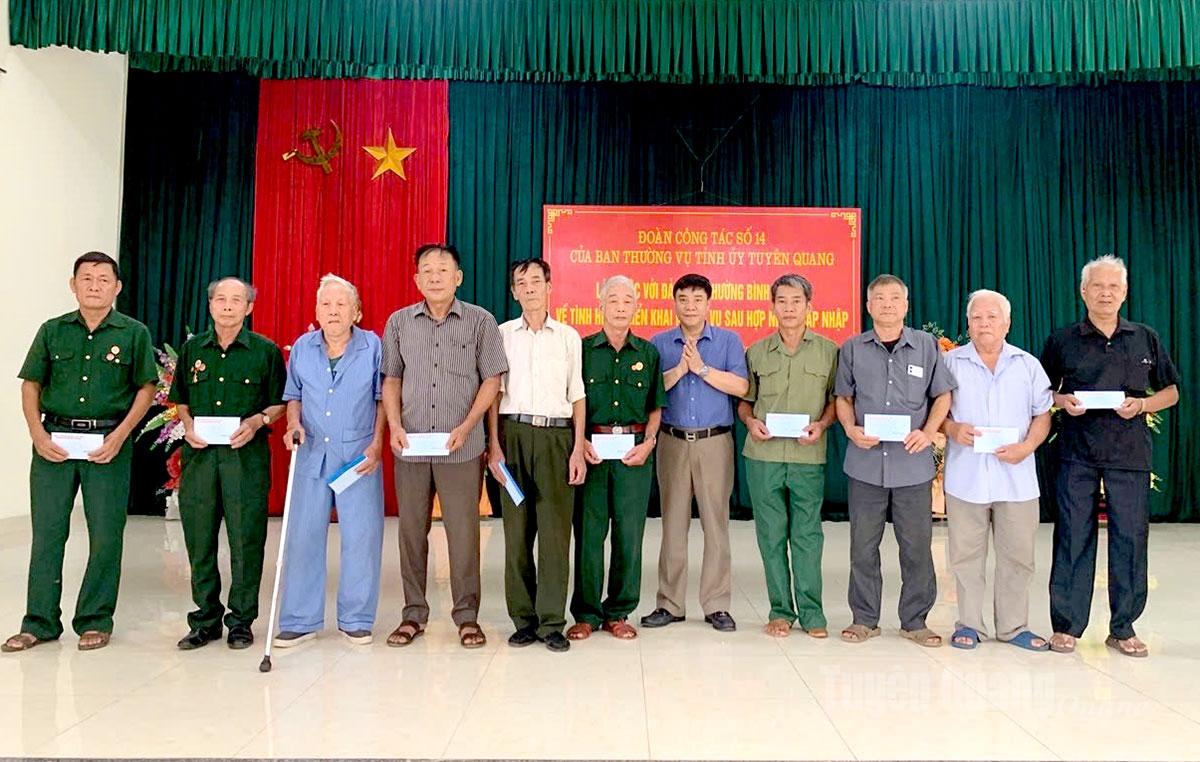Phó Chủ tịch UBND tỉnh Hoàng Gia Long tặng quà các gia đình thương binh, liệt sĩ, người có công với cách mạng.