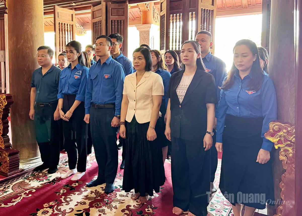 Đoàn công tác thực hiện về nguồn, dâng hương, thăm Khu tưởng niệm các vị tiền bối cách mạng tại Tân Trào.