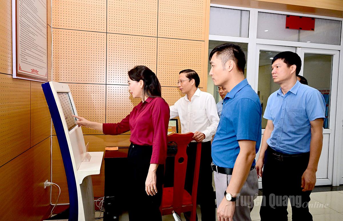 Phó Bí thư Thường trực chuyên trách Đảng ủy UBND tỉnh Nông Thị Bích Huệ khảo sát Trung tâm phục vụ hành chính công xã Hàm Yên.