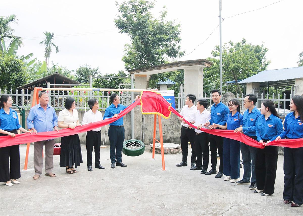 Đoàn Thanh niên khánh thành công trình sân chơi cộng đồng tại xã Sơn Thuỷ.