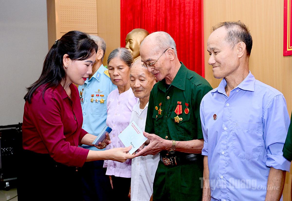 Đồng chí Nông Thị Bích Huệ, Ủy viên Ban Thường vụ Tỉnh ủy, Phó Bí thư Thường trực chuyên trách Đảng ủy UBND tỉnh tặng quà của tỉnh cho gia đình chính sách, người có công trên địa bàn xã Hàm Yên.