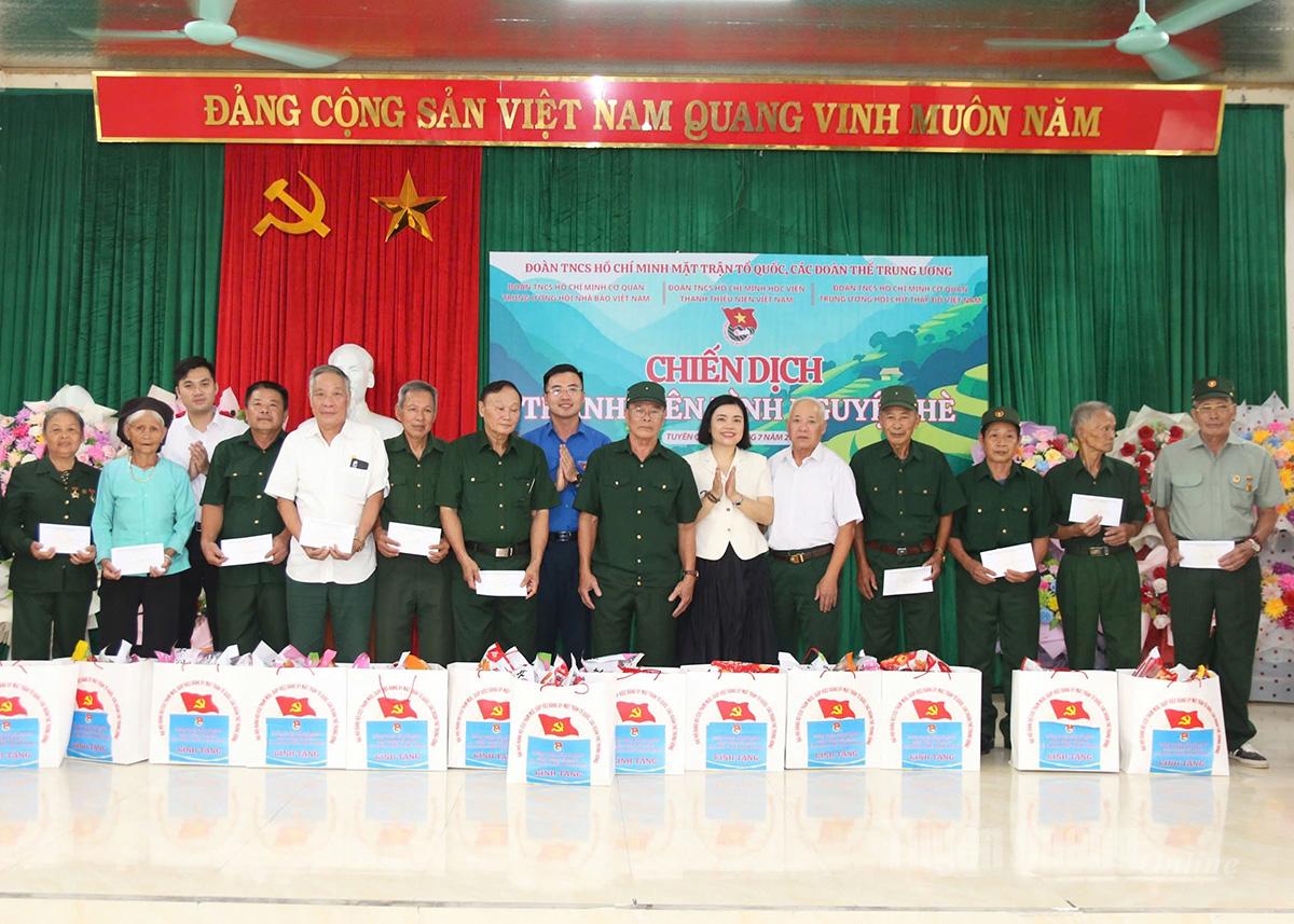 Đoàn Thanh niên các đơn vị trao tặng quà cho các hộ gia đình chính sách, người có công với cách mạng tại xã Sơn Thuỷ.