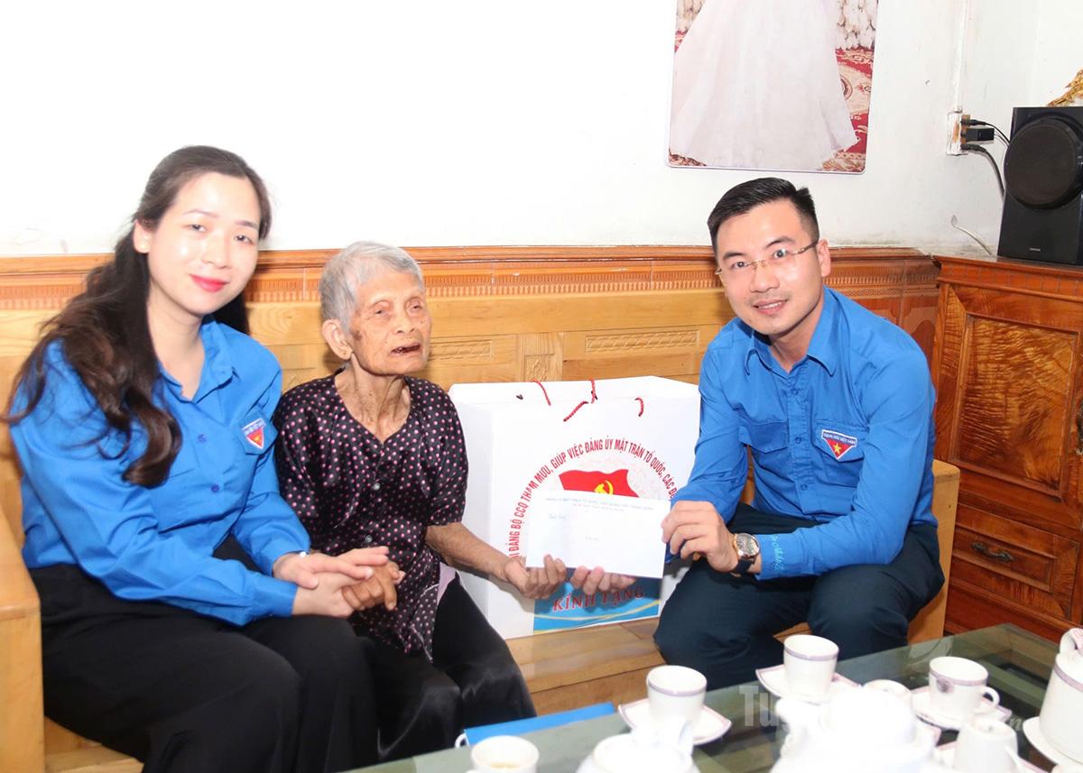 Các đồng chí lãnh đạo Đoàn công tác tặng quà Mẹ Việt Nam Anh hùng Lâm Thị Giã, tổ dân phố Kim Phú 4, phường Minh Xuân.