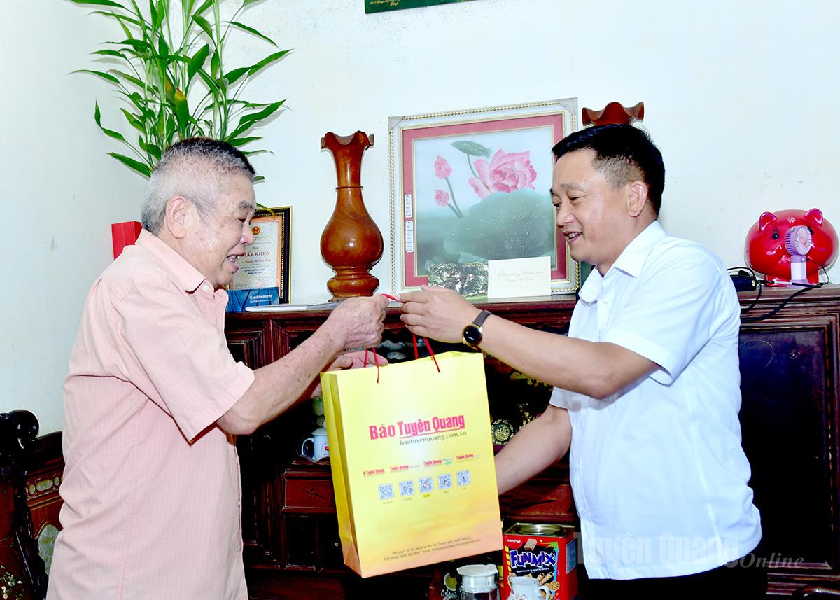 Đồng chí Phó Tổng Biên tập Báo và phát thanh, truyền hình Tuyên Quang Trần Việt Tuyên tặng quà ông Nguyễn Bá Sửu, là người tham gia kháng chiến bị nhiễm chất độc hoá học ở tổ 12, phường An Tường. Ảnh: Lý Thịnh