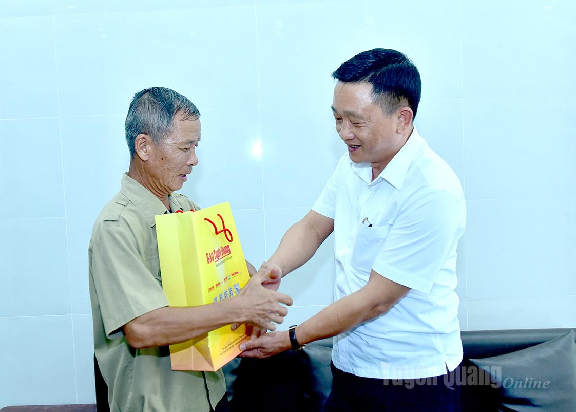 Đồng chí Phó Tổng Biên tập Báo và phát thanh, truyền hình Tuyên Quang Trần Việt Tuyên thăm, tặng quà ông Trần Xuân Dậu, thương binh, ở tổ 17, phường An Tường. Ảnh: Lý Thịnh