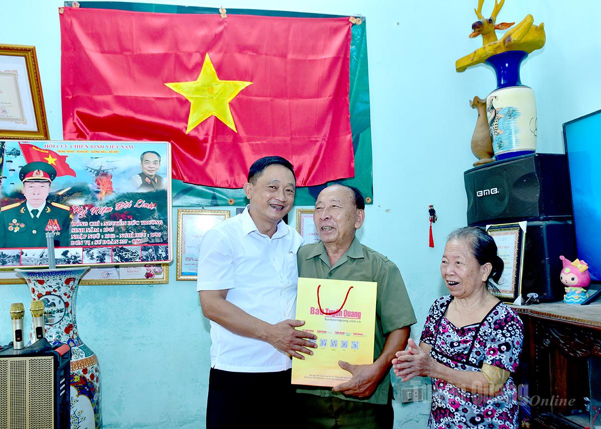 Đồng chí Phó Tổng Biên tập Báo và phát thanh, truyền hình Tuyên Quang Trần Việt Tuyên thăm, tặng quà ông Nguyễn Đức Trường, là thương binh ở tổ 13, phường Minh Xuân. Ảnh: Lý Thịnh