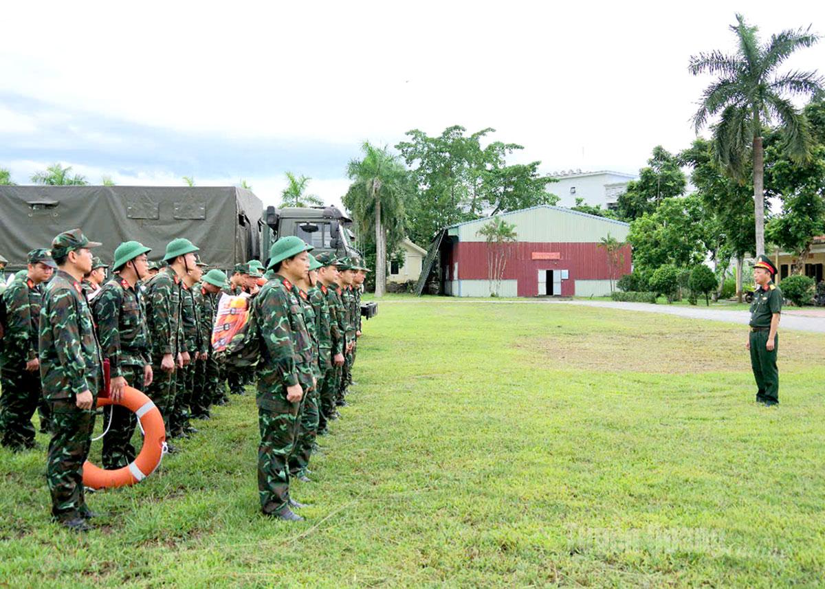 Đại tá Đào Toàn Thắng, Phó Chỉ huy trưởng, Tham mưu trưởng Bộ CHQS tỉnh kiểm tra Trung đội sẵn sàng cơ động thực hiện nhiệm vụ phòng chống thiên tai của cơ quan Bộ CHQS tỉnh.