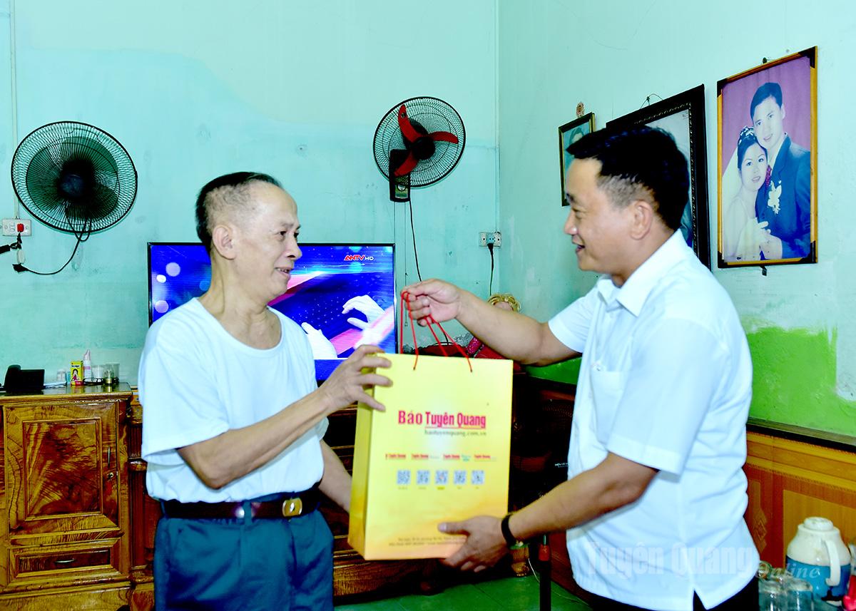 Đồng chí Phó Tổng Biên tập Báo và phát thanh, truyền hình Tuyên Quang thăm tặng quà ông Phan Thế Hải, thương binh, ở tổ 7 Tân Quang, phường Minh Xuân. Ảnh: Lý Thịnh