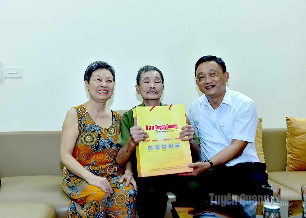 Đồng chí Phó Tổng Biên tập Báo và phát thanh, truyền hình Tuyên Quang Trần Việt Tuyên thăm, tặng quà ông Trần Mạnh Hùng, là thương binh hạng ở tổ 12 Tân Quang, phường Minh Xuân. Ảnh: Lý Thịnh
