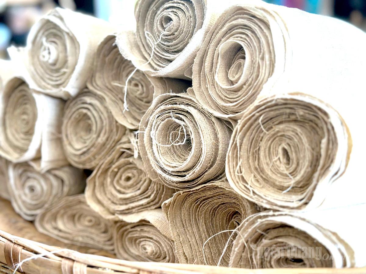 Only linen that meets the quality standards is used to tailor traditional clothing.