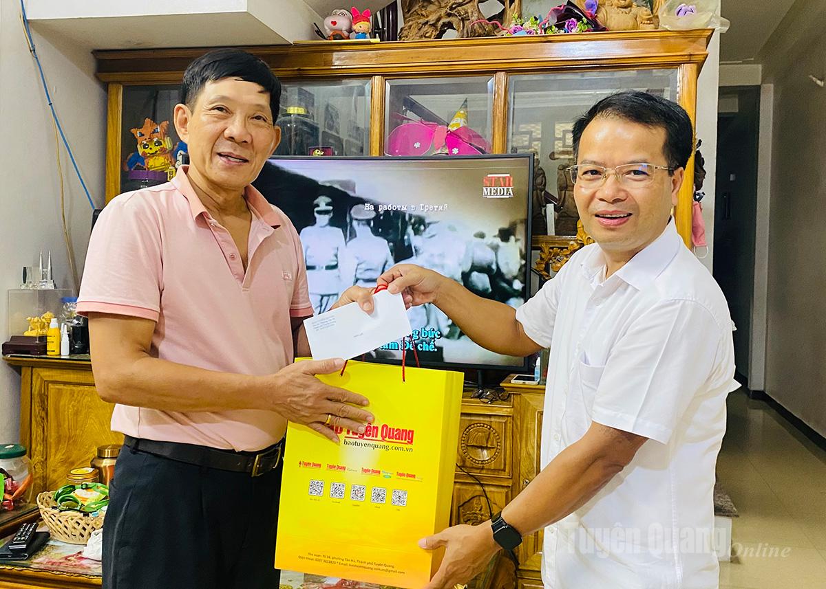Phó Tổng biên tập Mai Ngọc Quỳnh thăm, tặng quà gia đình ông Trần Ngọc Bàn, tổ 1 Minh Khai, phường Hà Giang 2. Ảnh: Duy Tuấn