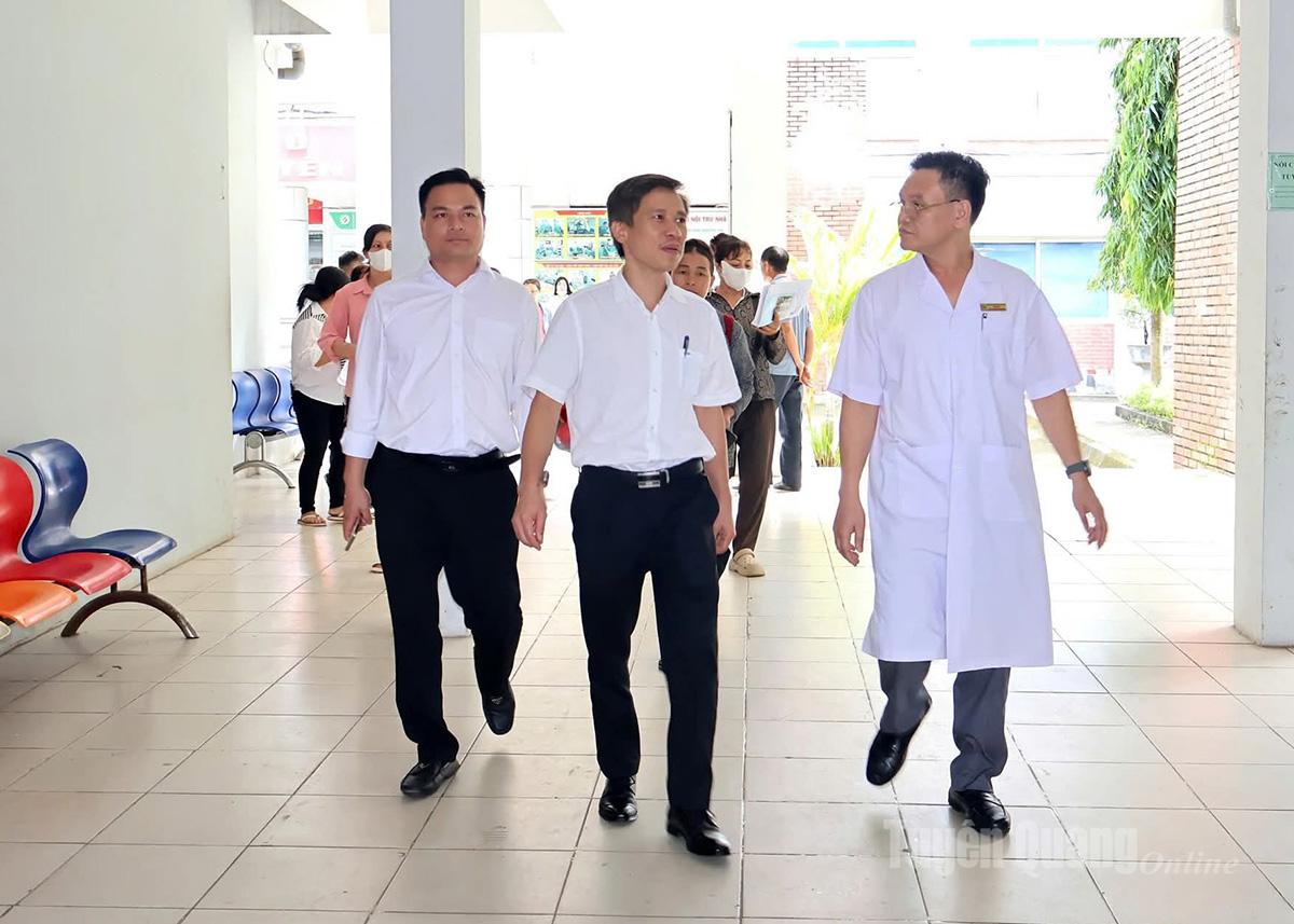 PGS.TS.BS Nguyễn Mạnh Khánh, Phó Giám đốc Bệnh viện Hữu nghị Việt Đức khảo sát cơ sở vật chất phục vụ công tác khám, chữa bệnh tại Bệnh viện Đa khoa tỉnh.
