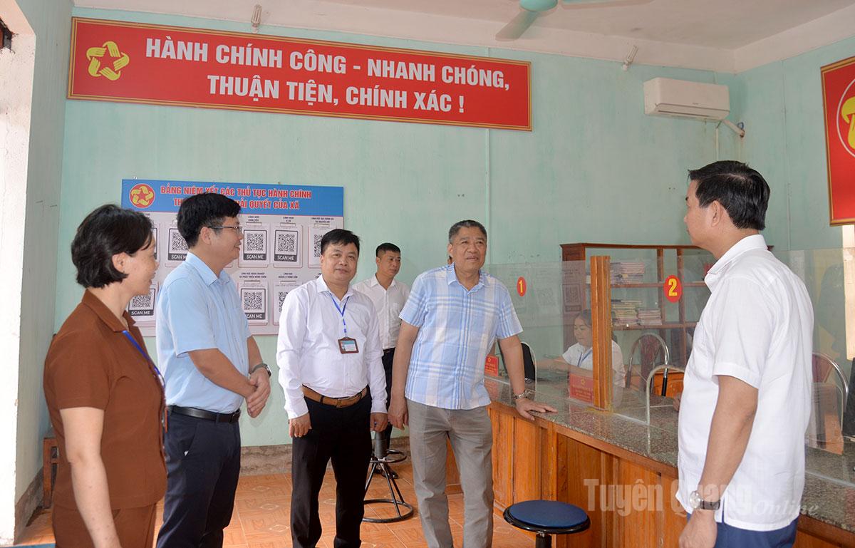 Đồng chí Nguyễn Hồng Trang, Phó Bí thư Thường trực chuyên trách Đảng ủy các cơ quan Đảng tỉnh kiểm tra hoạt động của Trung tâm phục vụ hành chính công xã Tân Trịnh.