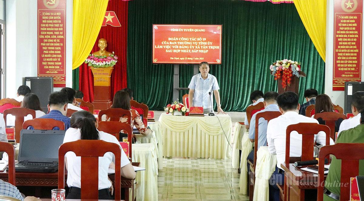 Đồng chí Nguyễn Hồng Trang, Phó Bí thư Thường trực chuyên trách Đảng ủy các cơ quan Đảng tỉnh phát biểu tại buổi làm việc với xã Tân Trịnh.