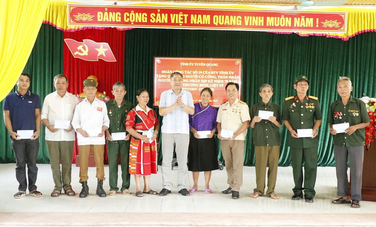 Đồng chí Nguyễn Hồng Trang, Phó Bí thư Thường trực chuyên trách Đảng ủy các cơ quan Đảng tỉnh tặng quà cho các cựu chiến binh, người có công xã Tân Trịnh.